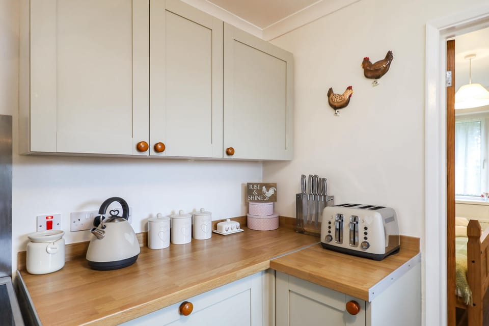 Cottage | Private kitchen | Fridge, microwave, oven, stovetop