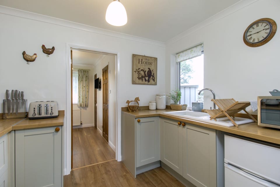 Cottage | Private kitchen | Fridge, microwave, oven, stovetop