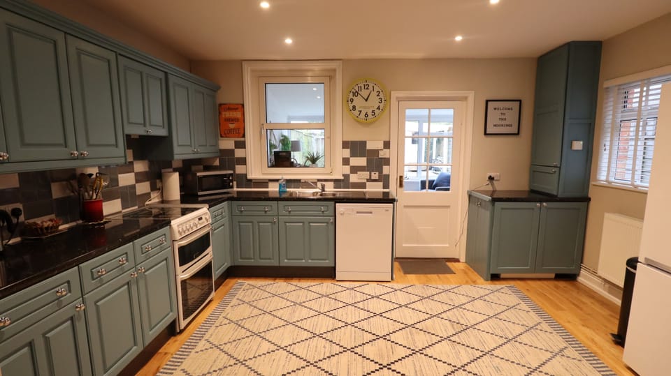 Cottage | Private kitchen | Oven, stovetop, dishwasher, highchair
