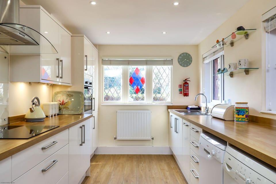 Cottage | Private kitchen | Oven, dishwasher, cookware/dishes/utensils