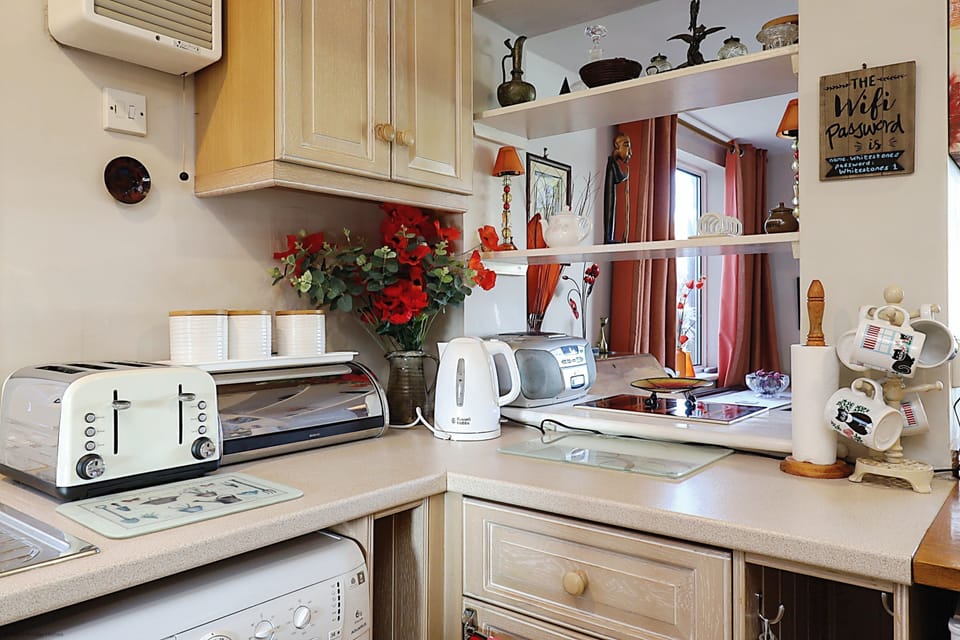 Cottage | Private kitchen | Fridge, microwave, oven, stovetop
