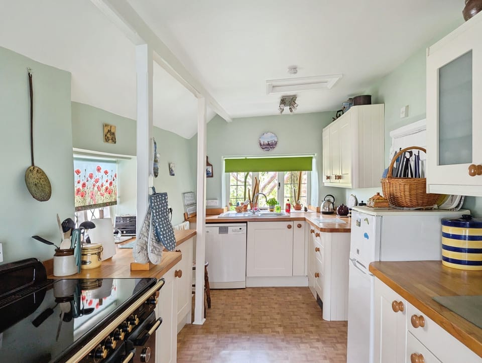 Cottage | Private kitchen | Oven, dishwasher, highchair, cookware/dishes/utensils