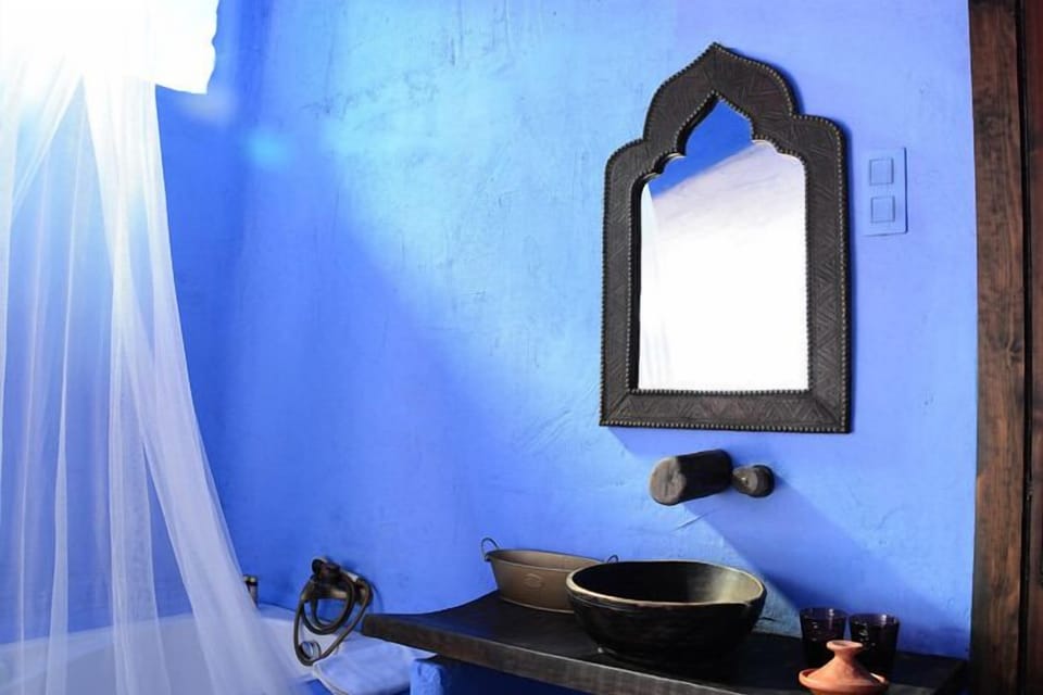 Double Room (África) | Bathroom | Bathtub, jetted tub, free toiletries, hair dryer