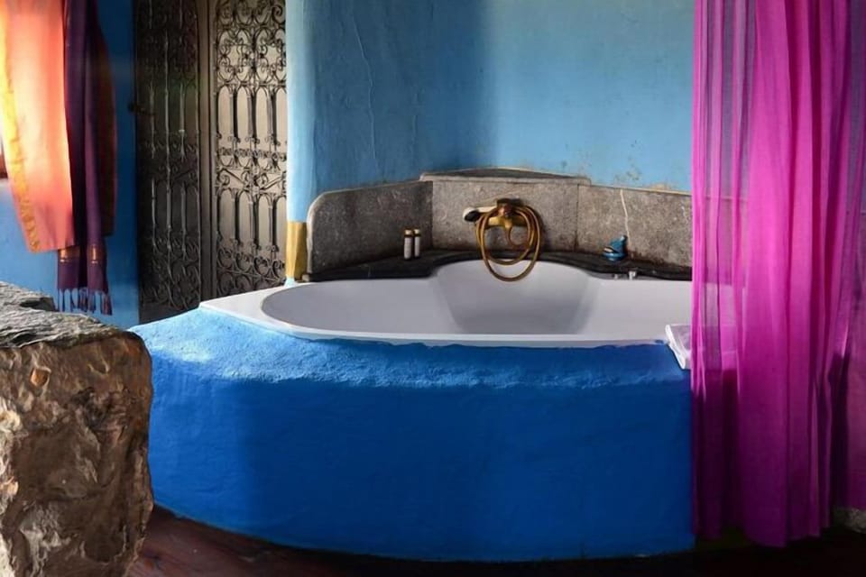 Panoramic Duplex, 1 King Bed, Jetted Tub (Marruecos) | Bathroom | Bathtub, jetted tub, free toiletries, hair dryer