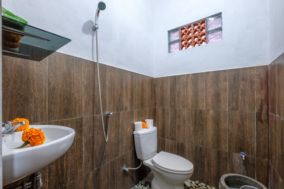 Traditional Double Room | Bathroom | Shower, hair dryer, towels, soap