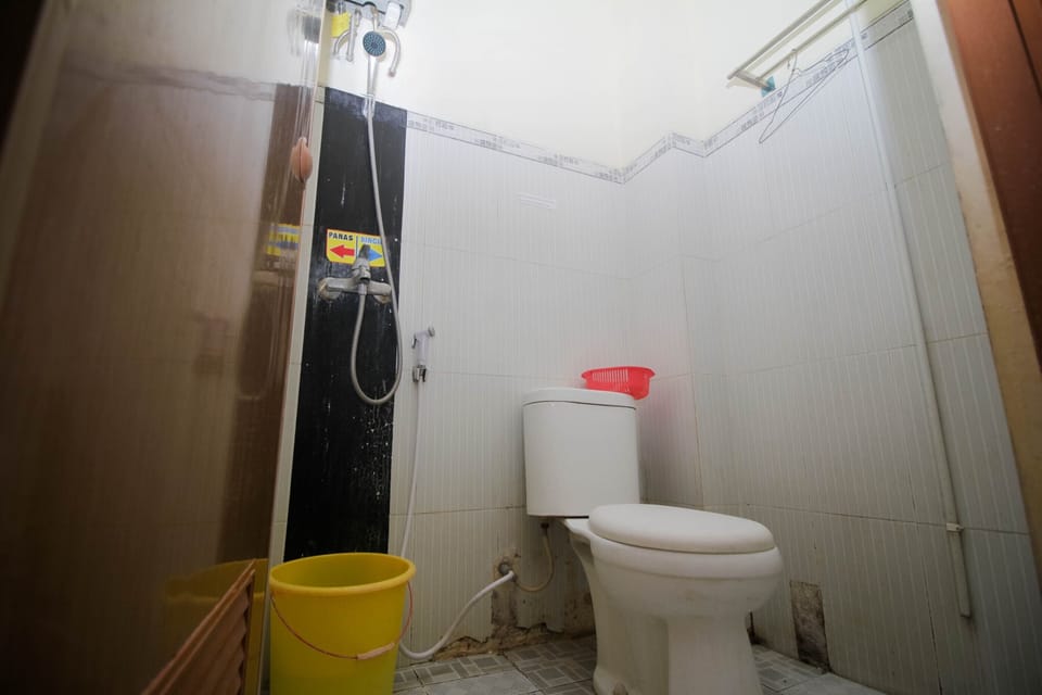 Standard Double Room | Bathroom | Shower, towels