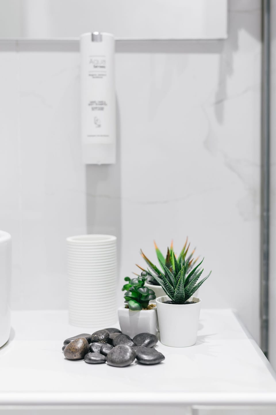 Deluxe Apartment, 2 Bedrooms | Bathroom amenities | Shower, rainfall showerhead, hair dryer, towels