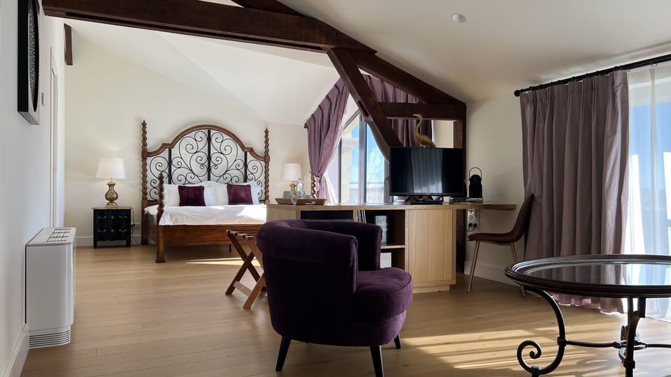 Deluxe Double Room, 1 King Bed | Minibar, in-room safe, individually decorated, desk