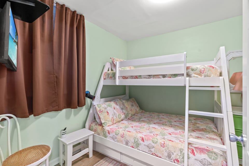 3rd Bedroom w/Bunk Beds (full on bottom, twin on top)