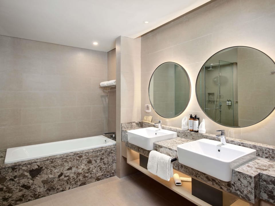 Executive Suite, 1 King Bed | Premium bedding, pillowtop beds, minibar, in-room safe