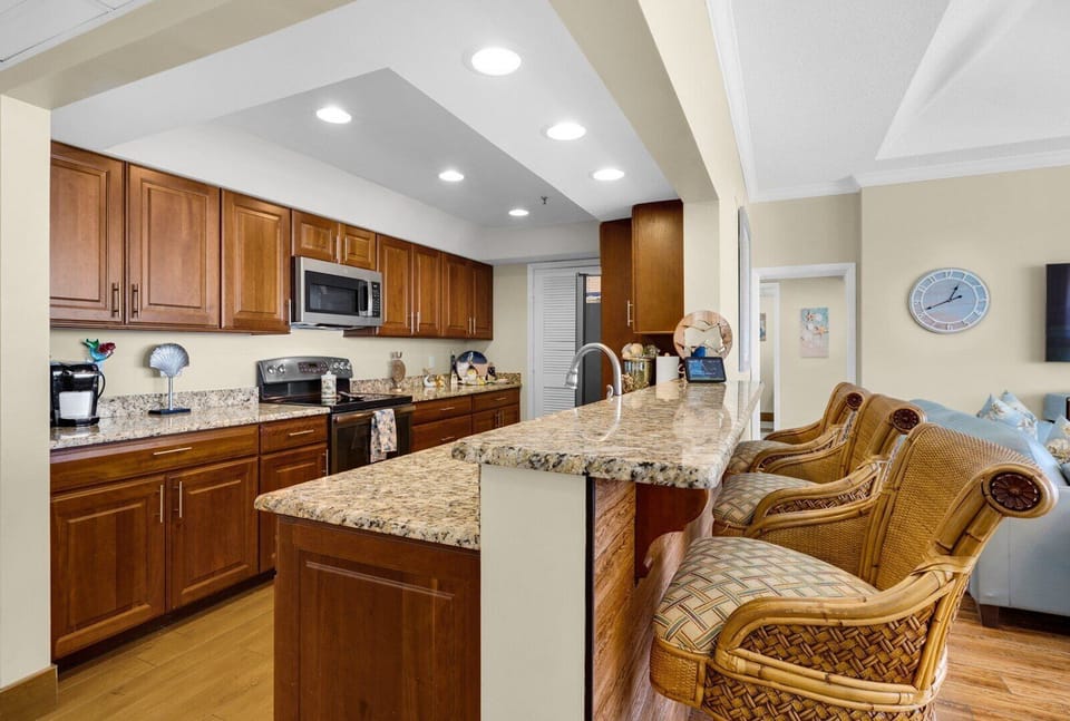 Breakfast bar and kitchen