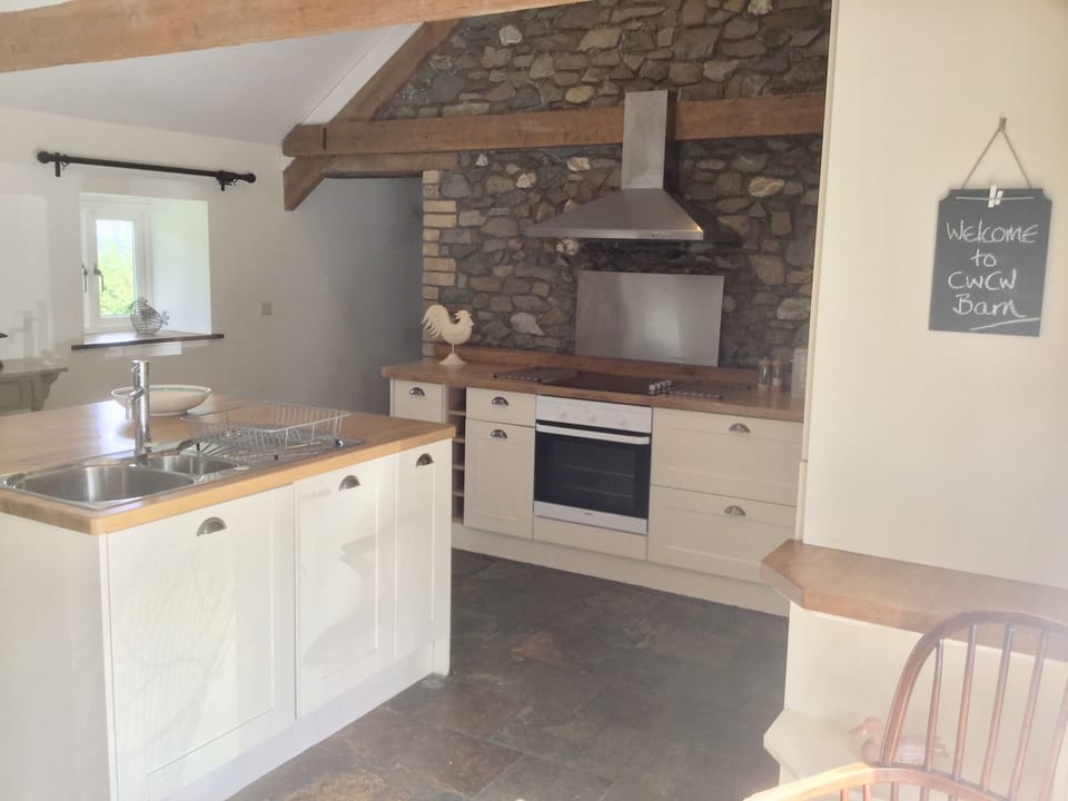 Dishwasher and washing machine provided.