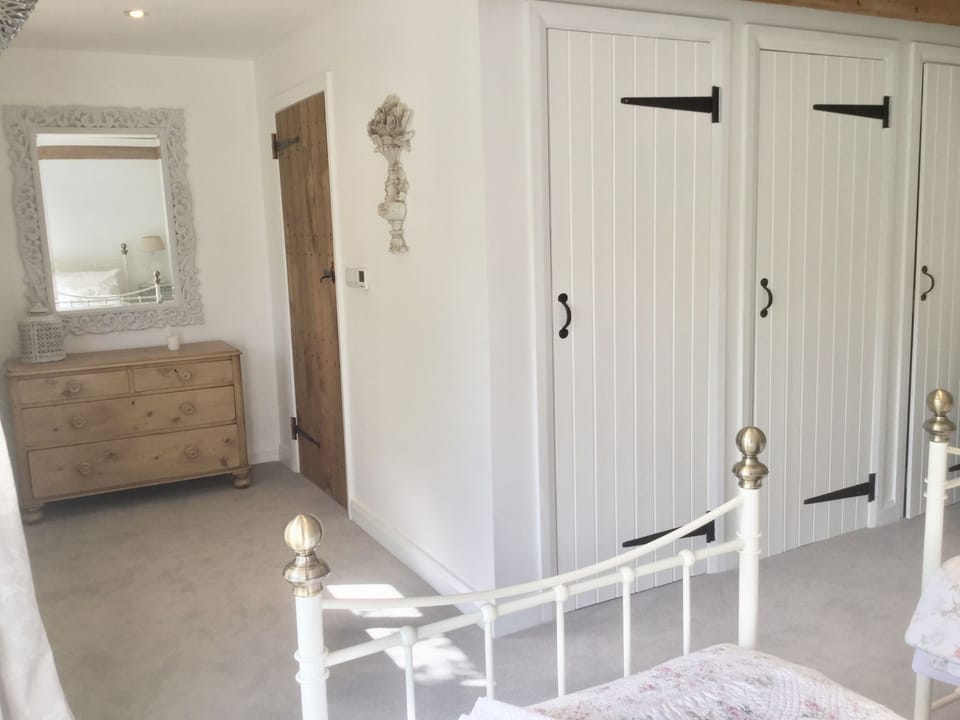 Large twin bedded room with en-suite bathroom