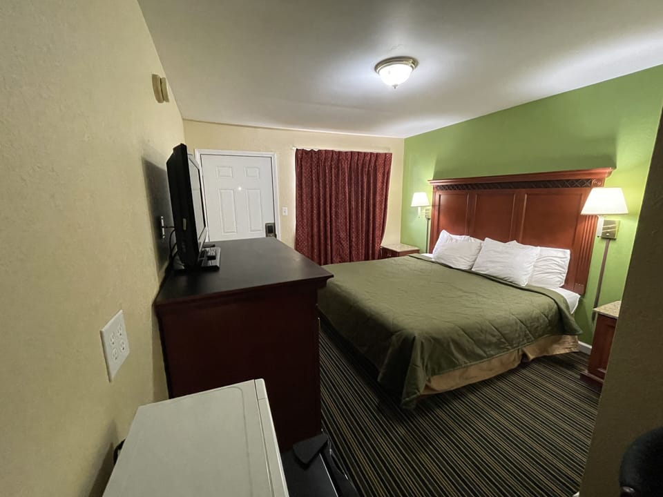 Standard Room, 1 King Bed (Non Smoking) | Egyptian cotton sheets, premium bedding, down comforters, pillowtop beds