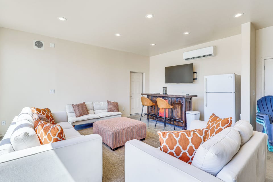 Garage | Bar Seating | Flat-Screen TV