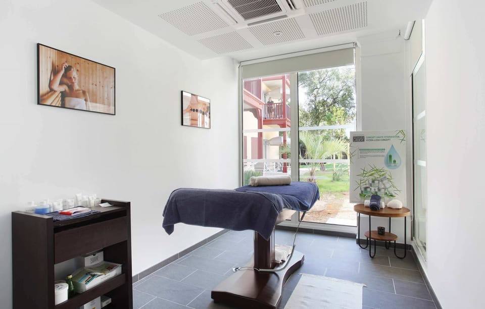 Enjoy the excellent on-site beauty and health amenities!