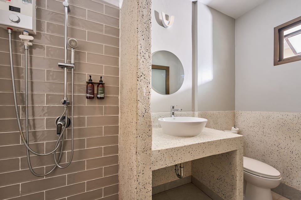 Twin Room | Bathroom | Shower, rainfall showerhead, free toiletries, hair dryer
