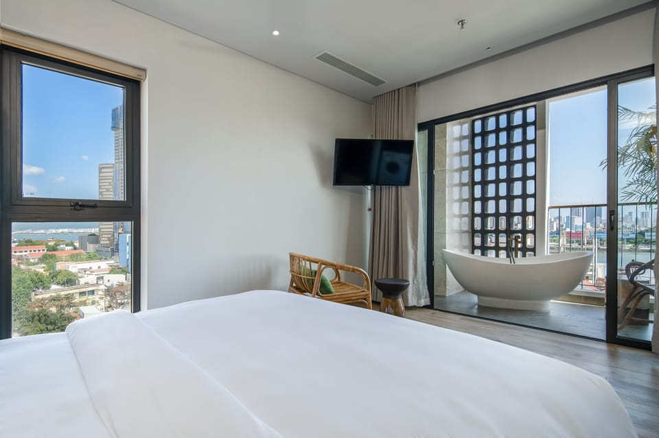Loft, 1 King Bed, Bathtub, River View | Blackout drapes, soundproofing, iron/ironing board (on request)