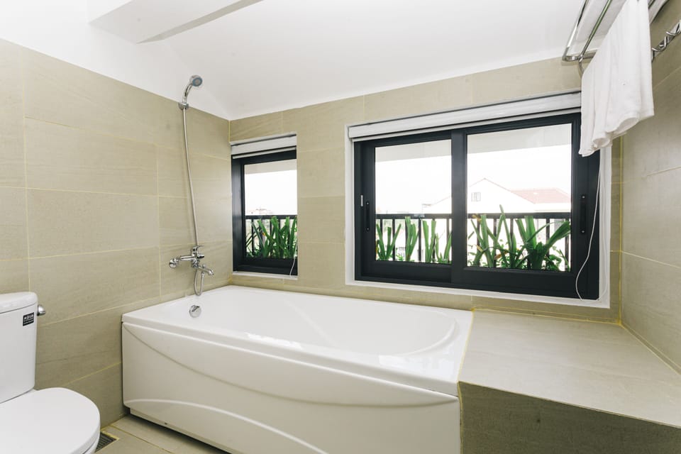 Family Room | Bathroom | Free toiletries, hair dryer, bathrobes, slippers