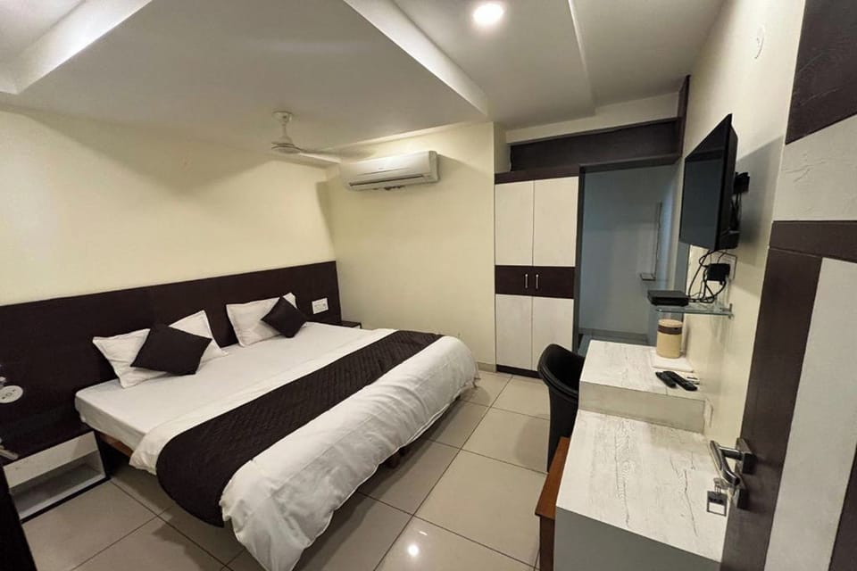 Deluxe Room | Desk