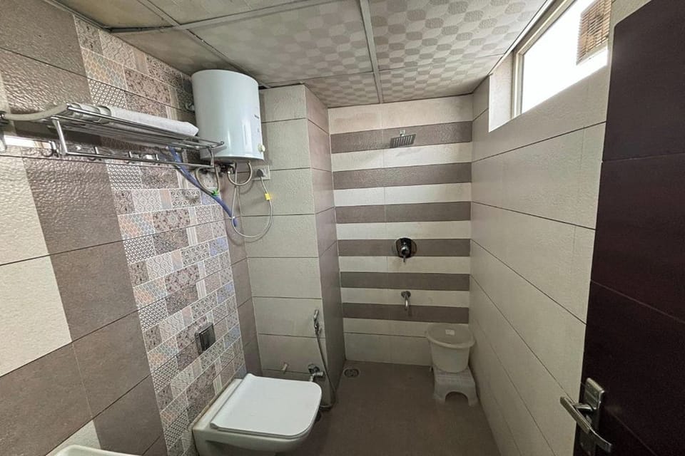 Super Deluxe Room | Bathroom | Shower, rainfall showerhead, free toiletries, towels