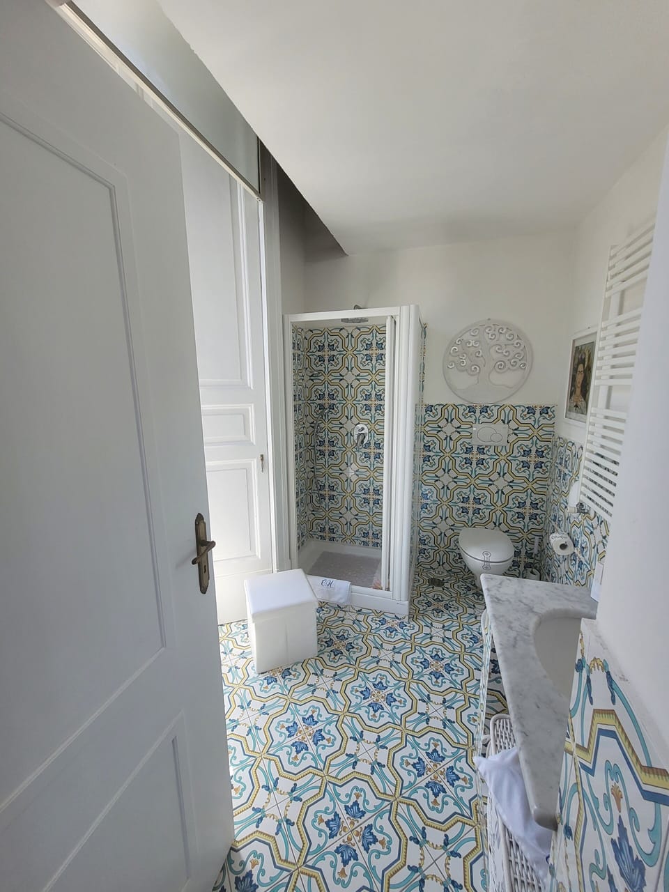 Deluxe Double Room | Bathroom | Free toiletries, hair dryer, slippers, bidet