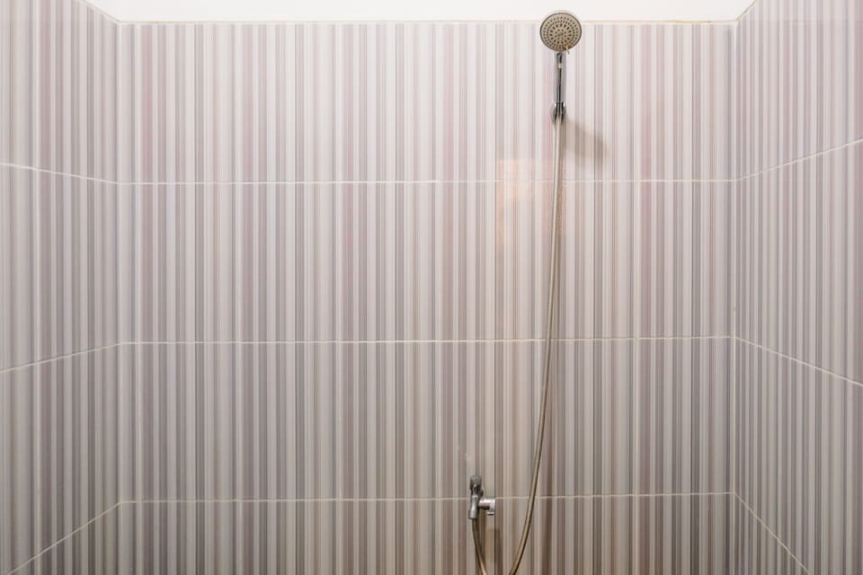Economy Double Room | Bathroom | Shower, towels