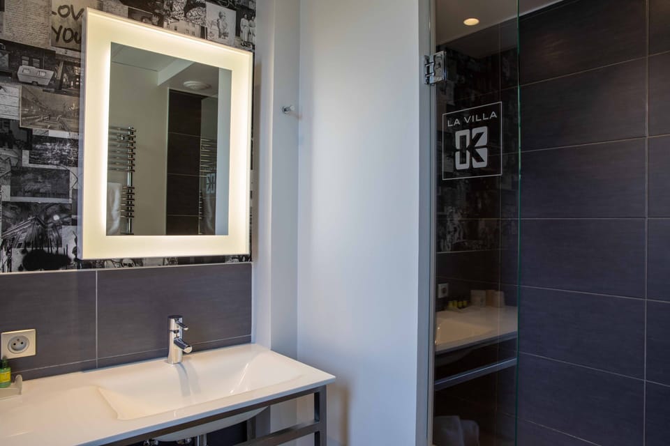 Business Room | Bathroom | Deep soaking tub, rainfall showerhead, free toiletries, hair dryer