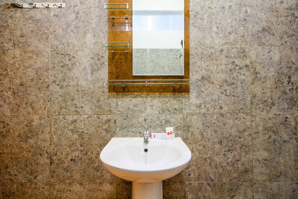 Deluxe Double Room | Bathroom | Shower, towels