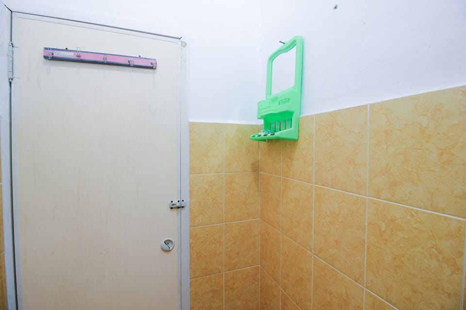 Economy Twin Room | Bathroom | Shower, towels