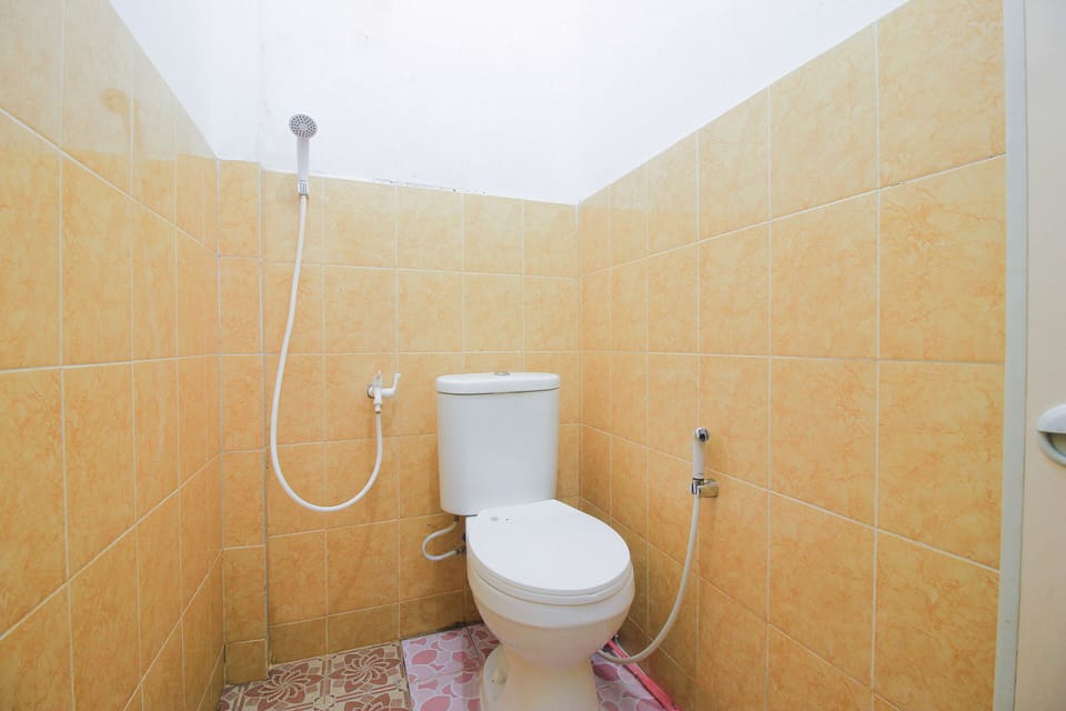 Economy Twin Room | Bathroom | Shower, towels