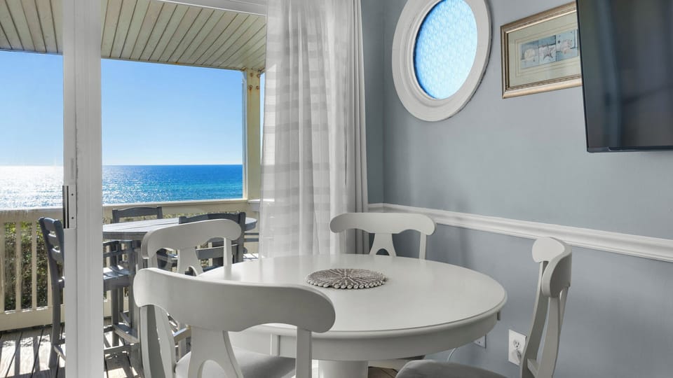 Mistral 6 Dining Area with gulf views