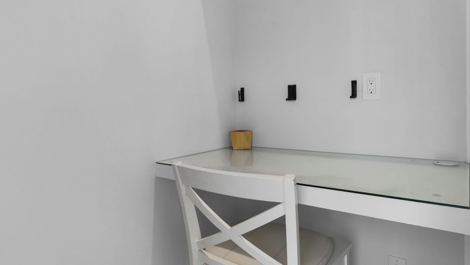 Emerald Hill 22 - Desk