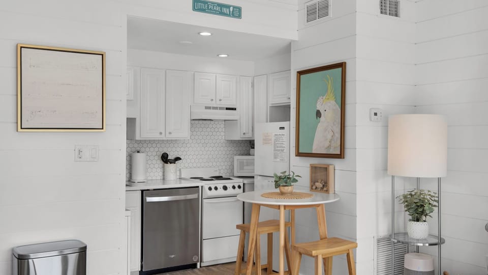 Emerald Hill 23 - Pool Side Studio Kitchen and Dining