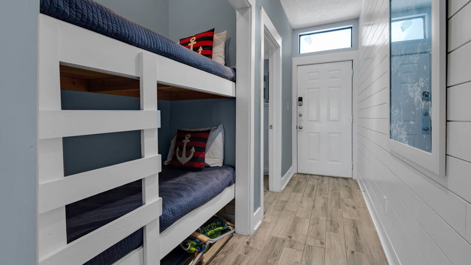 Palms A12 Hallway Bunks