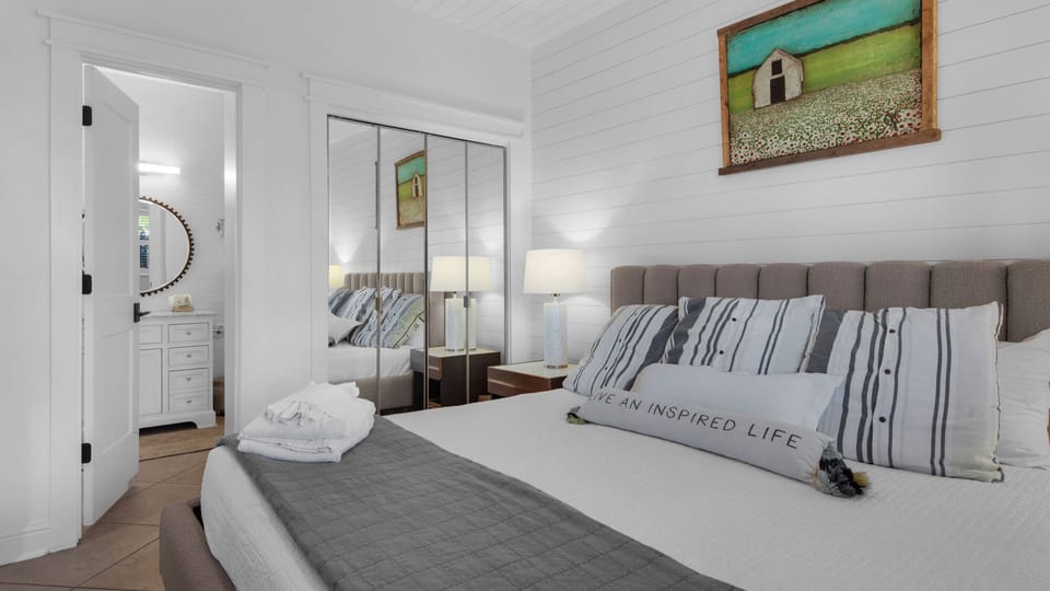Palms C4 Bedroom with TV and ensuite bathroom