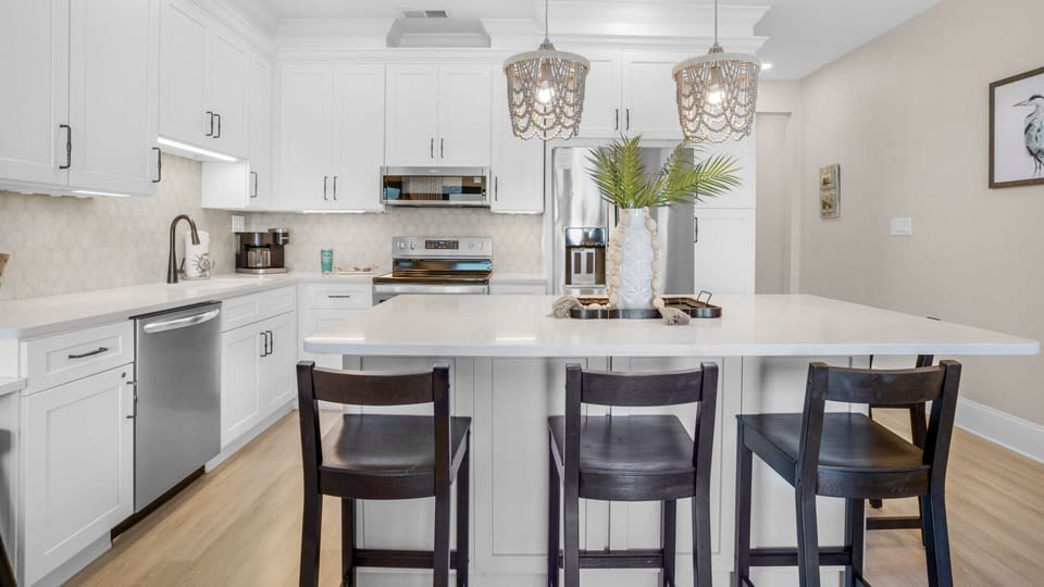 Palms C7 Dining Area and Kitchen