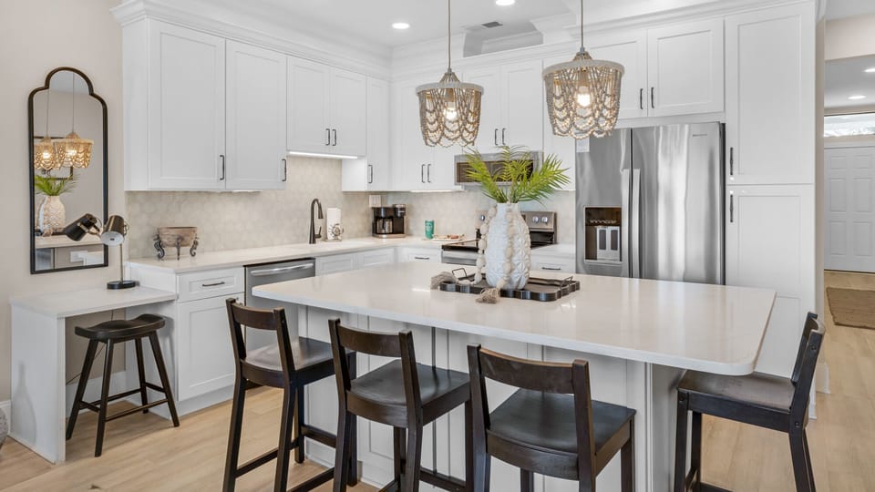 Palms C7 Dining Area and Kitchen