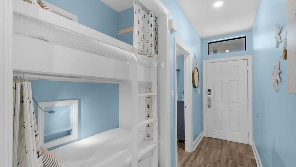 Palms C14 Hallway Bunks