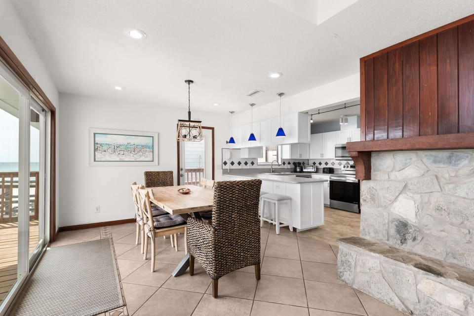 Sun n Surf - Dining & Kitchen area