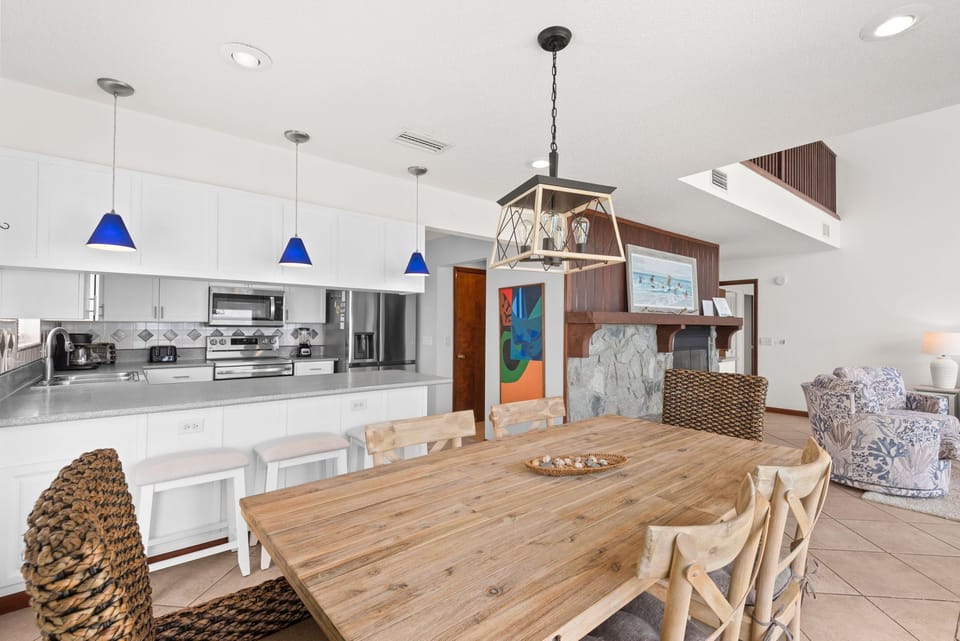 Sun n Surf - Dining & Kitchen area