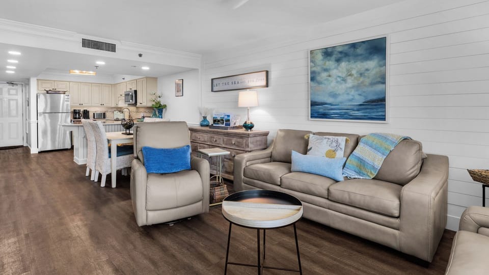 BeachCrest 102 - Living Area