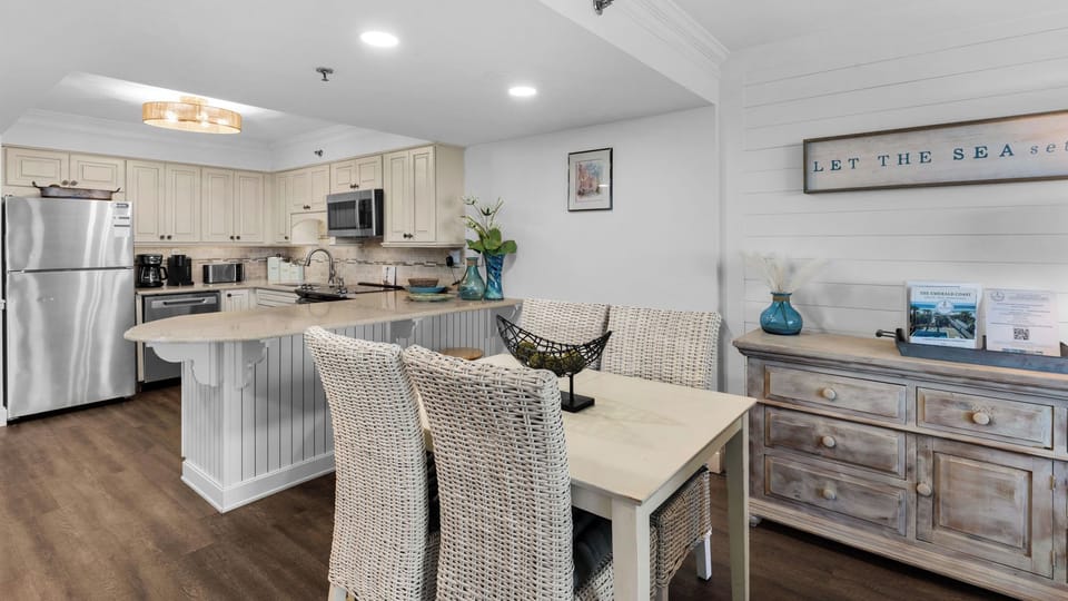 BeachCrest 102 - Dining into Kitchen