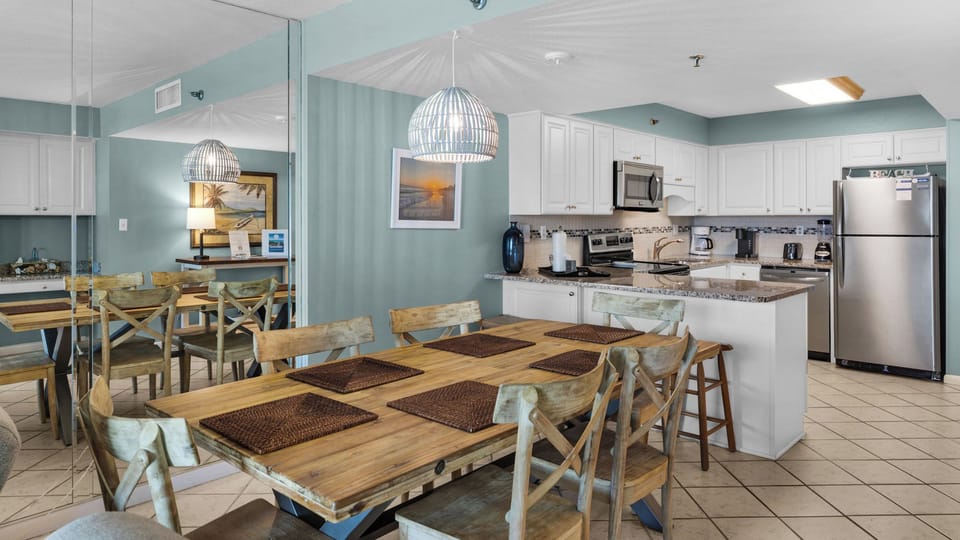BeachCrest 301 Dining into kitchen