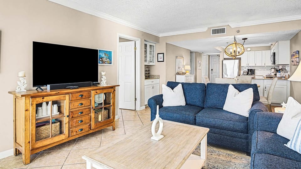 BreachCrest 1102 - Living area