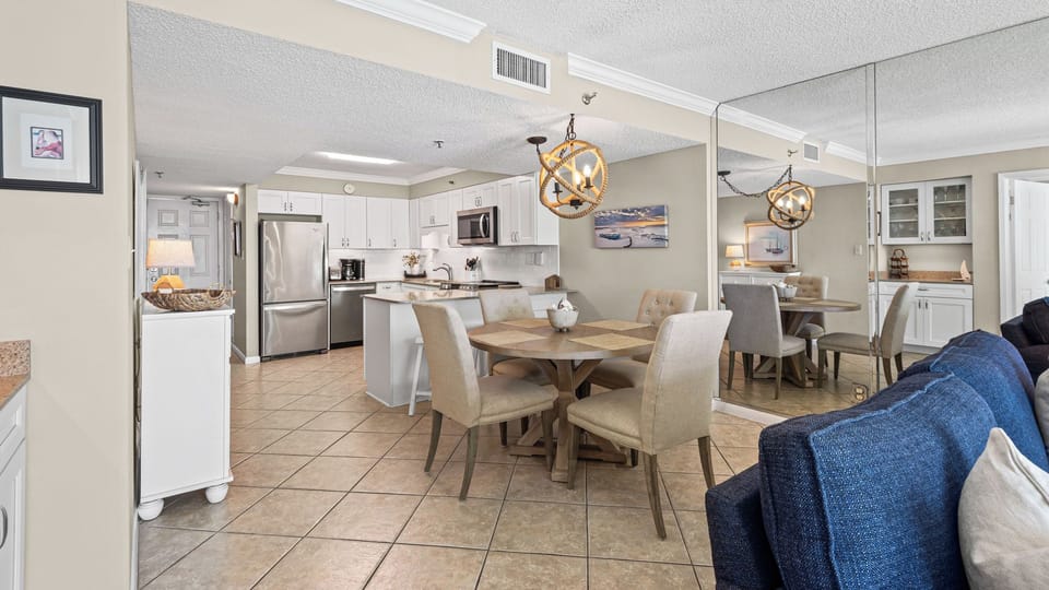 BreachCrest 1102 - Dining into kitchen