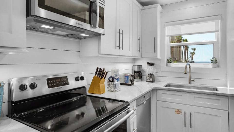 Beachside Villas 612 - Kitchen area