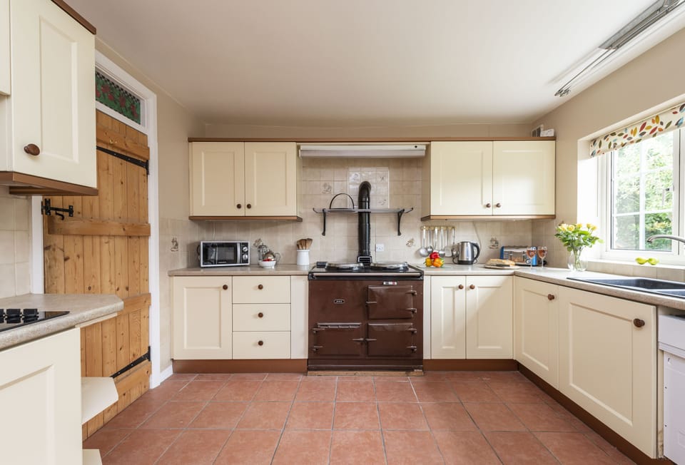 Greygles, Melcombe Bingham: Kitchen with aga