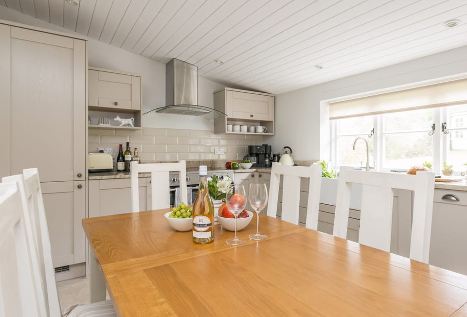 Vicarage Cottage, near Bridport: Dining kitchen with views of the garden