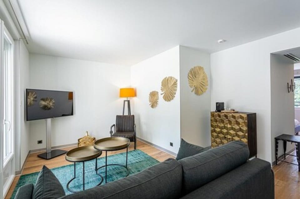 Suite | Living area | Flat-screen TV
